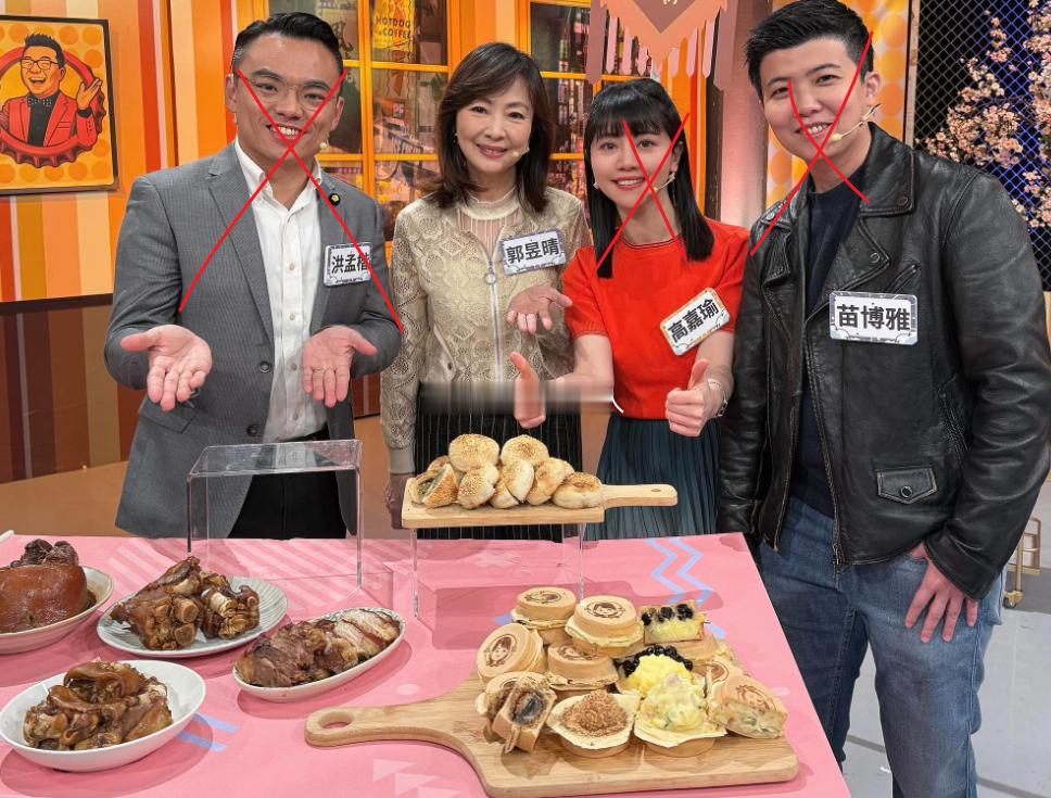 蓝绿政客别看在场面上互斗互骂，平时生活中交往都是友好的热点观点