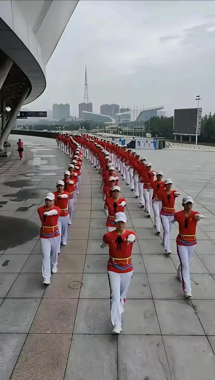 令人讨厌的爆走团，犹好受阅的仪仅队，走在大街上整齐划一，步调一致。经常占踞道路，