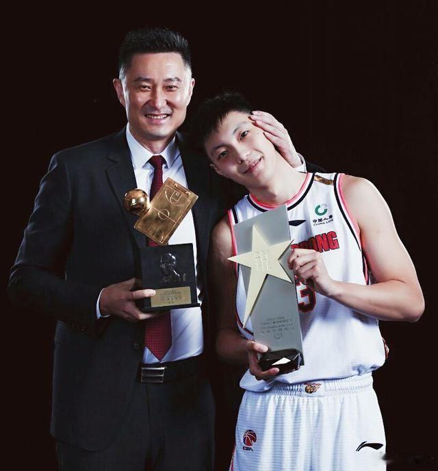 顶薪前敢打敢拼，顶薪后频繁缺阵，胡明轩怎么了？胡明轩已经连续两场缺阵广东男篮比赛