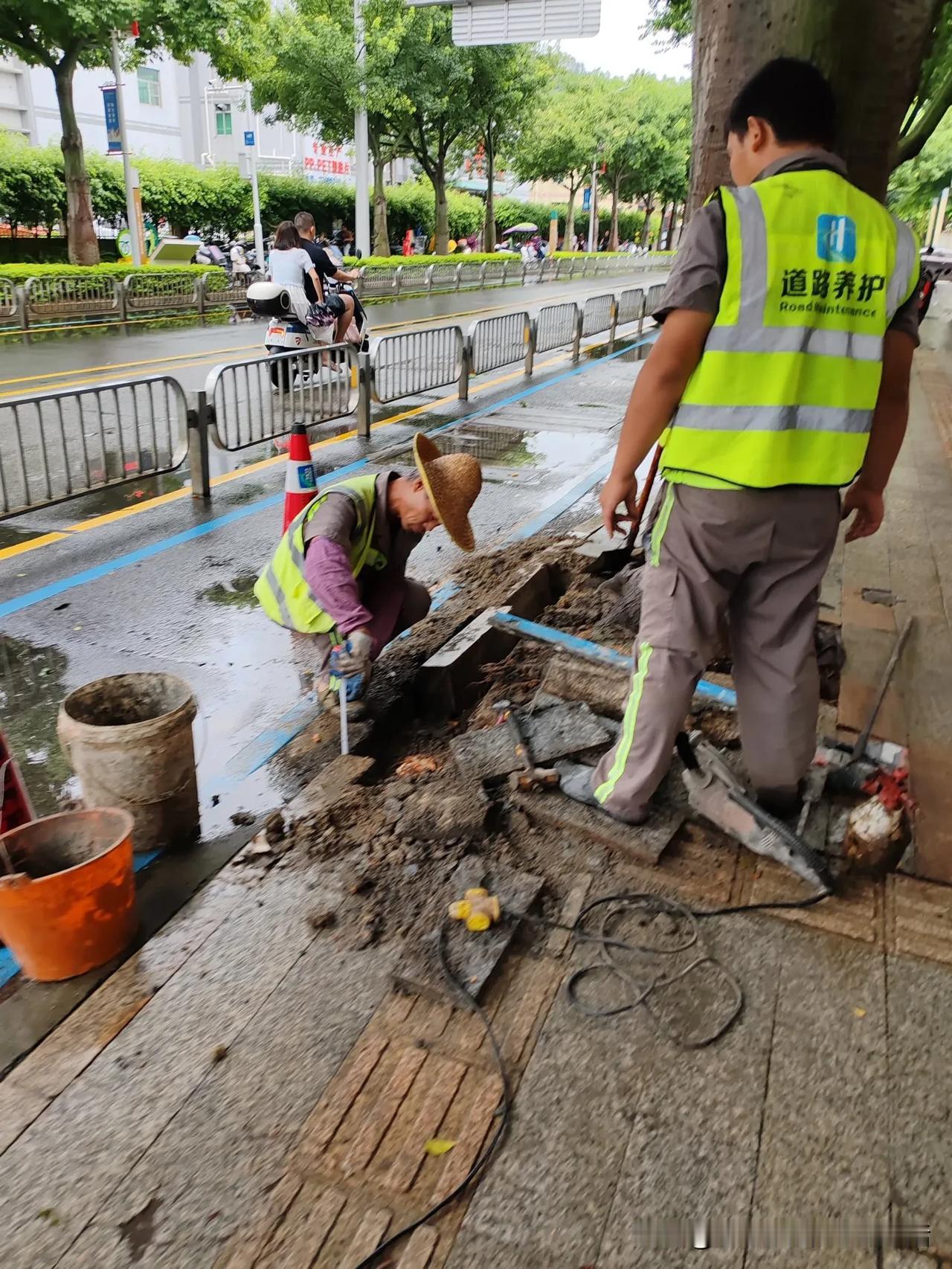 赶在台风“摩羯”到来之前，
要把道路修好，
深圳城市，
是每个市民的城市，
来了