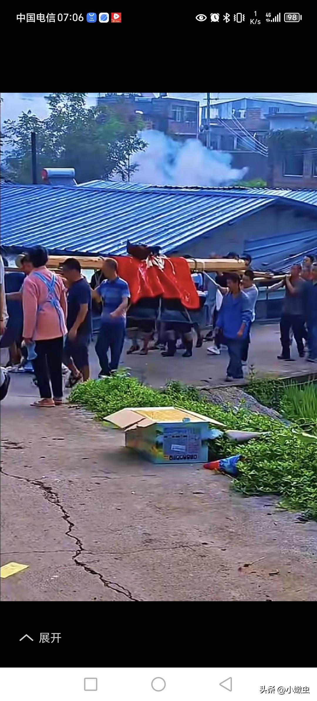 彭仕运去世，为什么棺顶要放公鸡。
这有什么讲究，是死亡时间带煞气吗？
还是没结婚