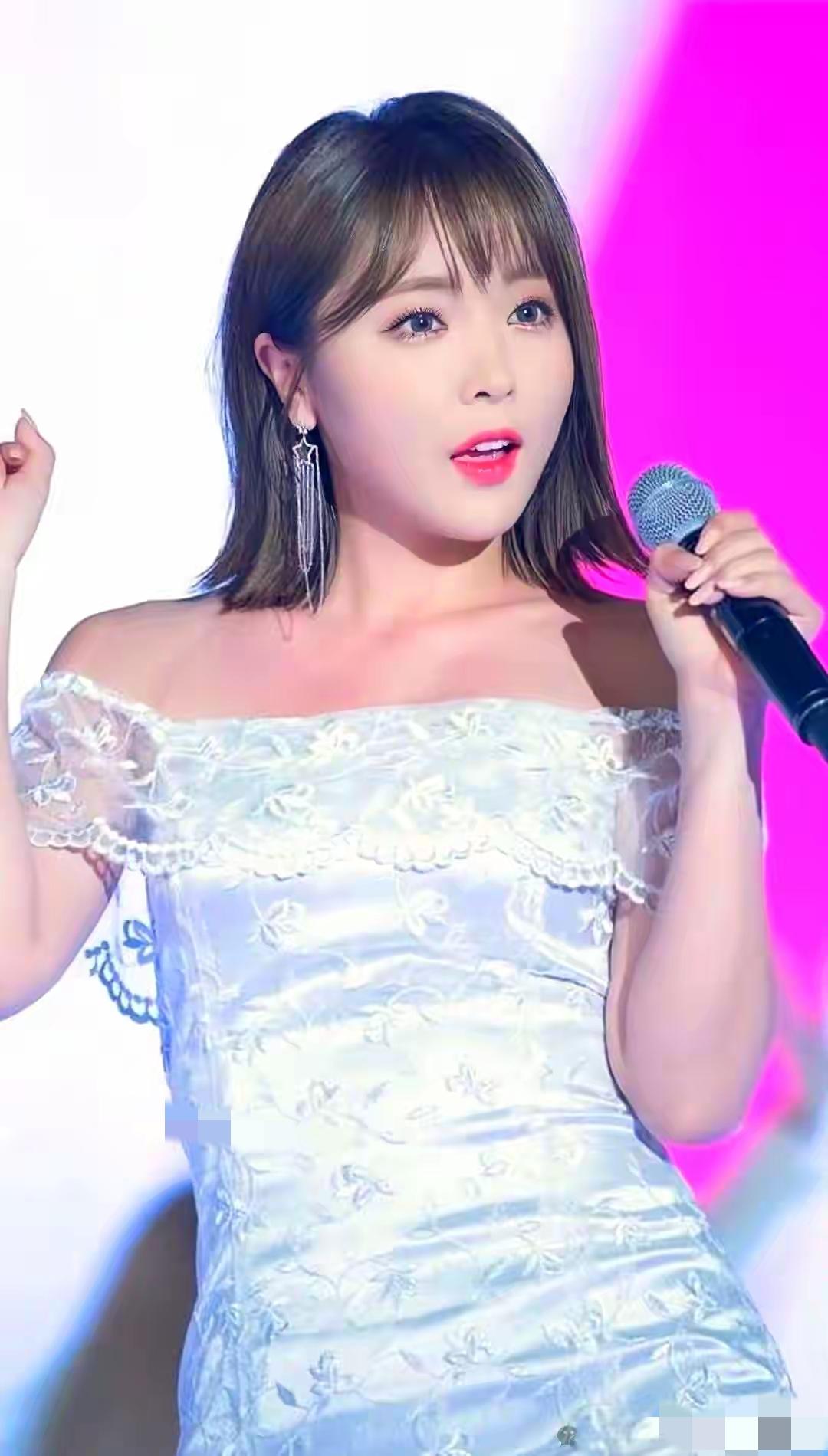 魅力四射的韩国女星——洪真英
提到韩国娱乐圈
风格鲜明又实力出众的女星
洪真英绝