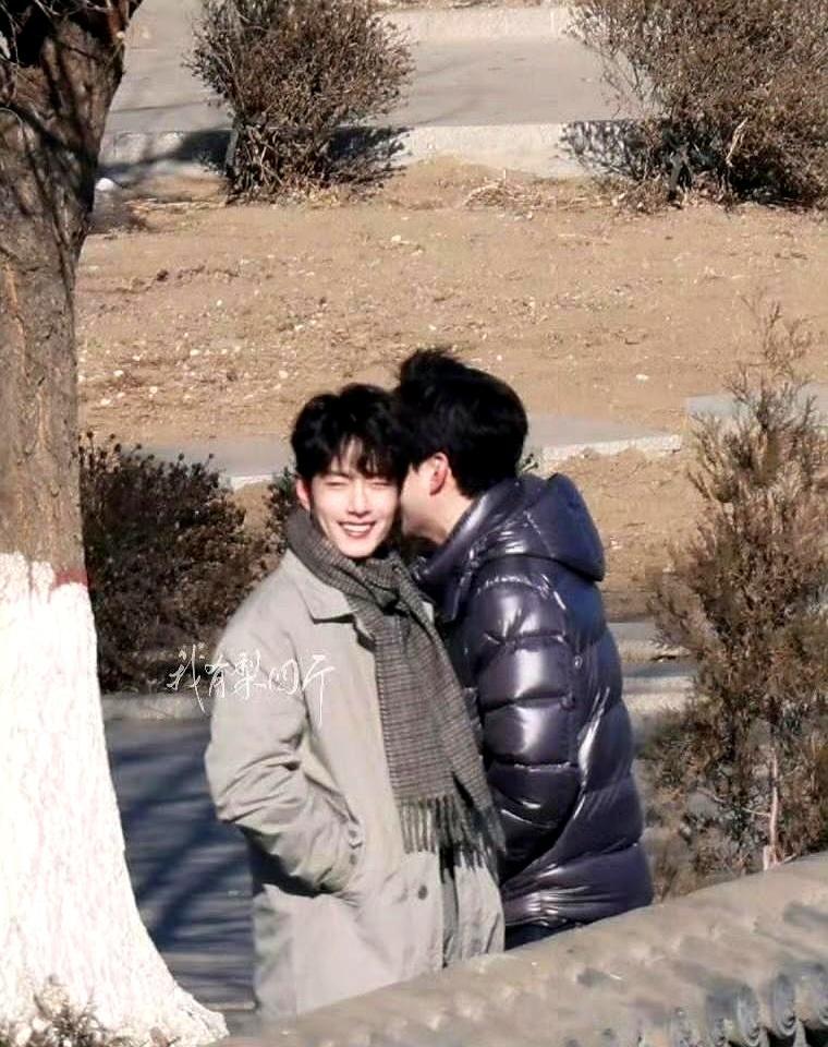 复仇十年，肖战最柔软的软肋竟是一个男人。
 
零下十几度的锦州，他用围巾蒙住肖战