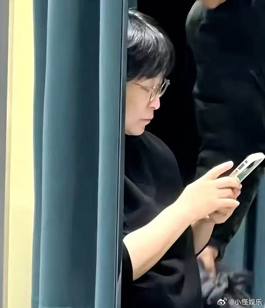 疑似窦唯新恋情偶遇窦唯和一女子逛商场窦唯现身商场挑选衣物，身边女伴安静等候，平淡