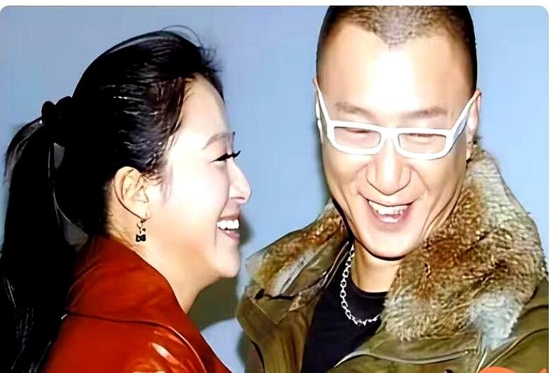 导演刚一喊停，孙红雷和沈傲君就憋不住了，直接笑场。
刚拍完那场吻戏，俩人脸上的紧