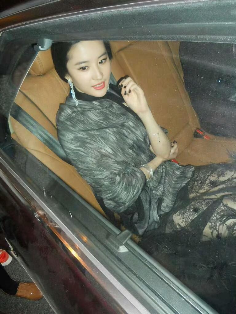 刘亦菲在各种场合间，披肩极有清贵感，各种角度这张脸真的太权威了！