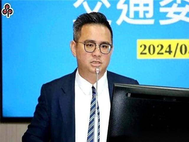 “很多人跟我说，要退党。”
啧。
这话一出来，就跟往平静的池塘里扔了块大石头，涟