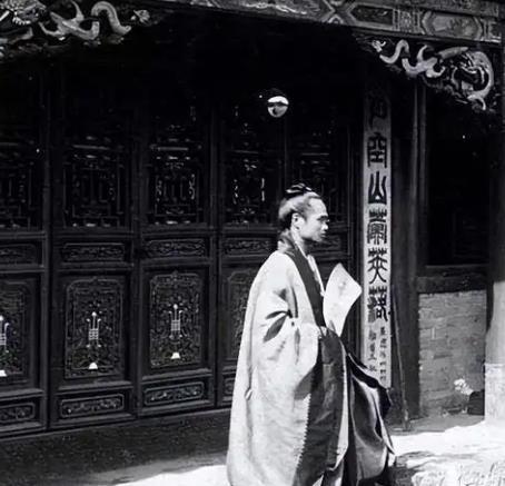 1938年，道士 毕云 路过日军哨卡时，因为没有向日军鞠躬，被打得半死。毕云大怒