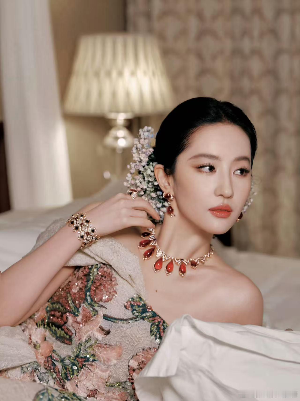 光毯上的刘亦菲 女娲造人时肯定偏心了，刘亦菲在光毯上的样子，完全就是现实版的仙女