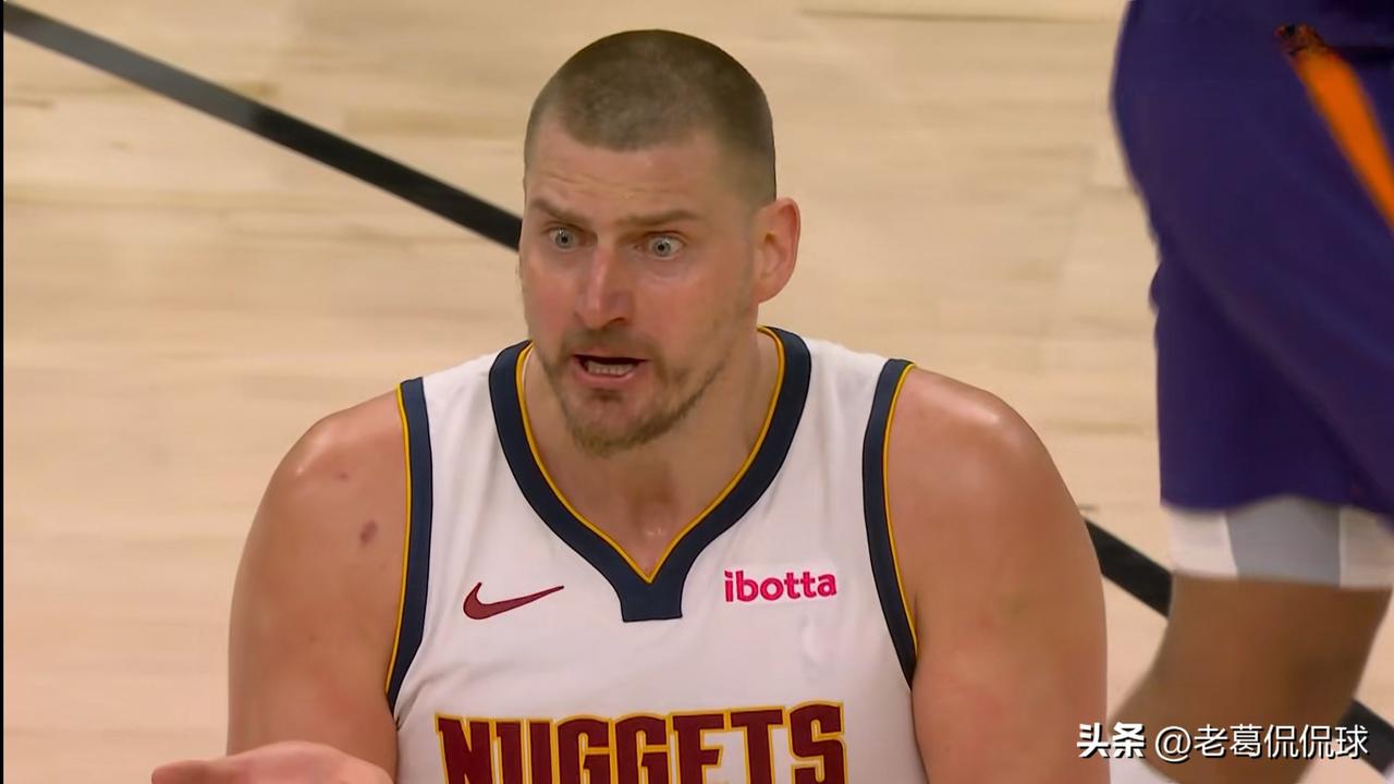 掘金当家球星约基奇再次爆砍三双！在今天掘金客场以125：123险胜太阳的比赛中，