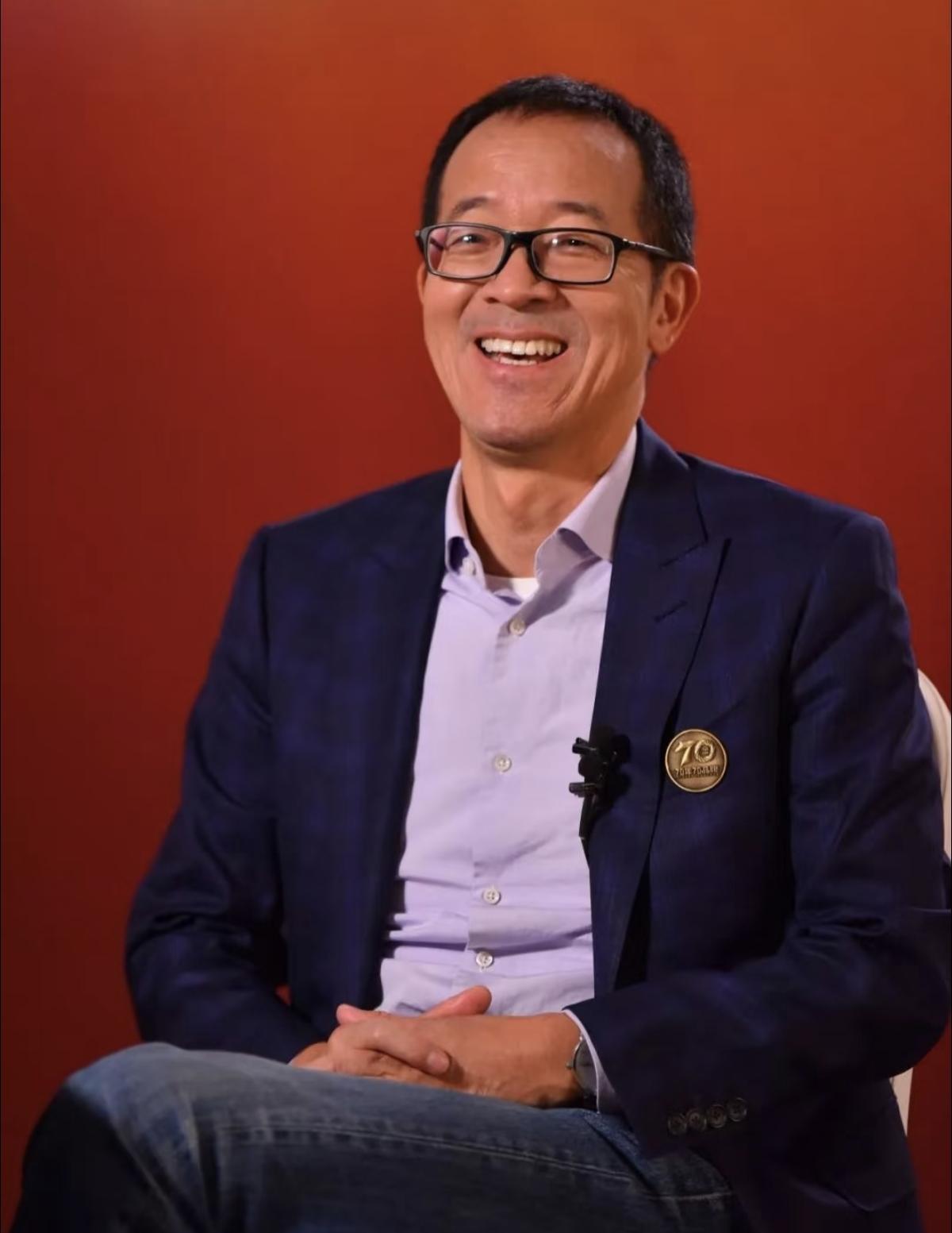 俞老师今晚来到东方甄选大号和明明分享看世界好物。

直播间里刚上架的智利车厘子还