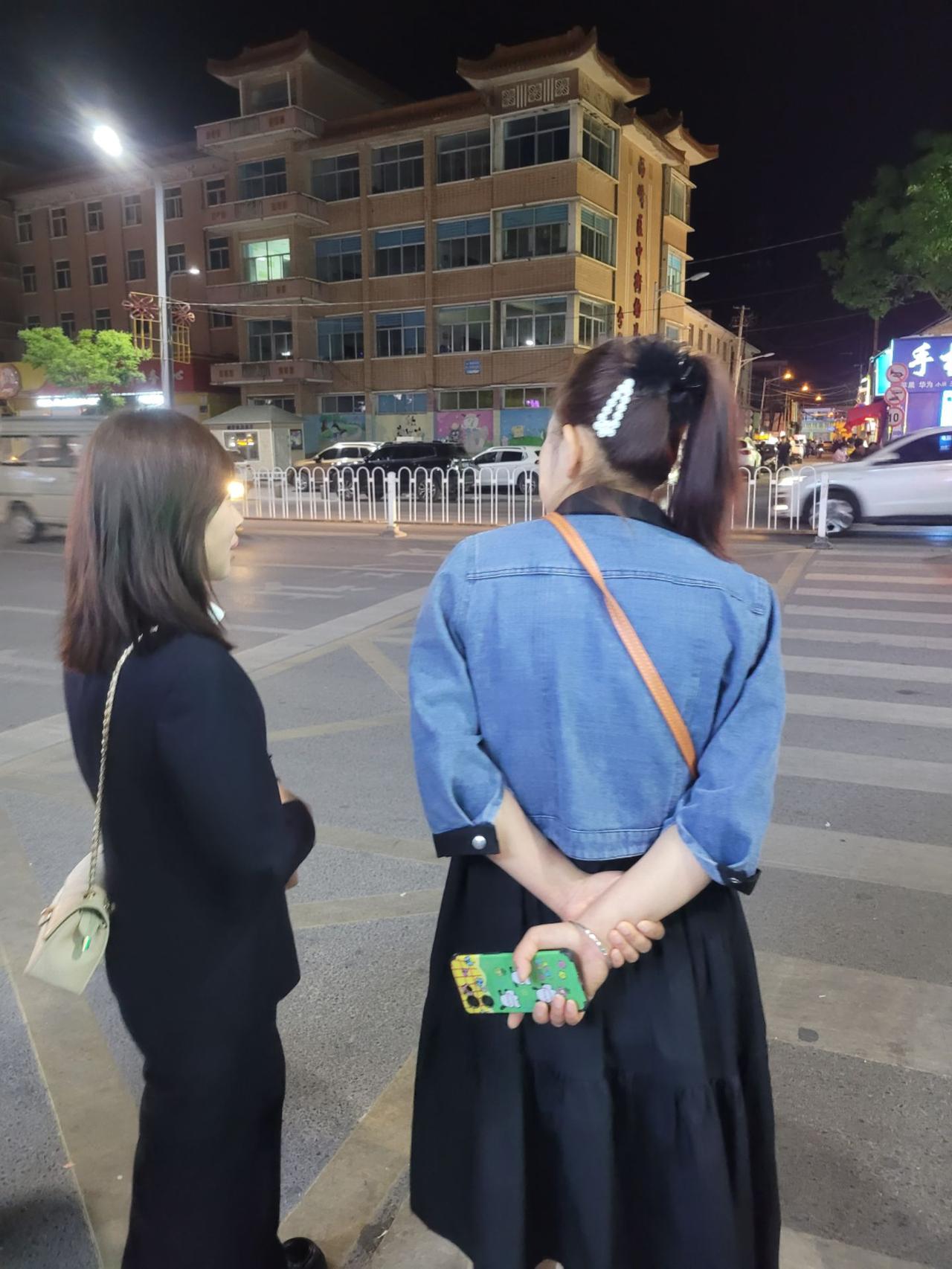 我当初三班主任的时候，班里有个被父母虐待的女孩，身上青一块紫一块的。

因为她父