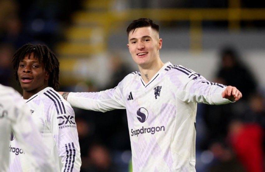 谢什科 这2个进球，有点高级的。
战术决定球员命运啊[我想静静]
第一个：B废直