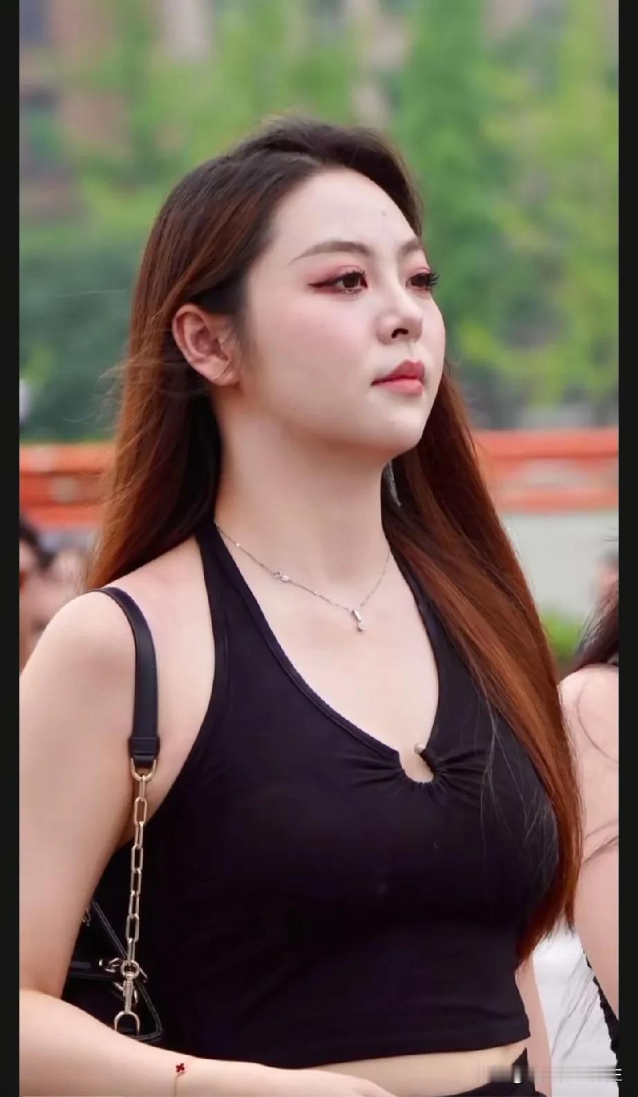 黑衣佳人笑语盈，风华绝代展春心。古韵红衣女神