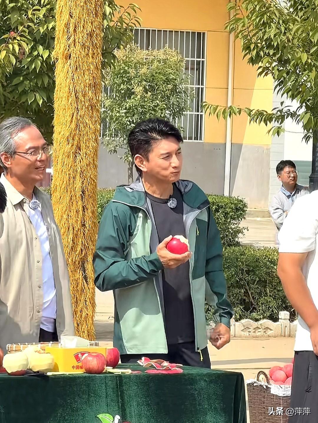 吴奇隆吃苹果都那么帅！