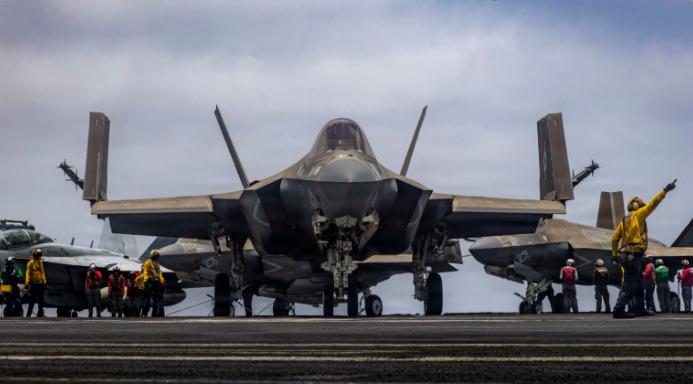 图中展示了F-35C“闪电II”隐形战机停放在航空母舰甲板上的震撼场景。作为美国