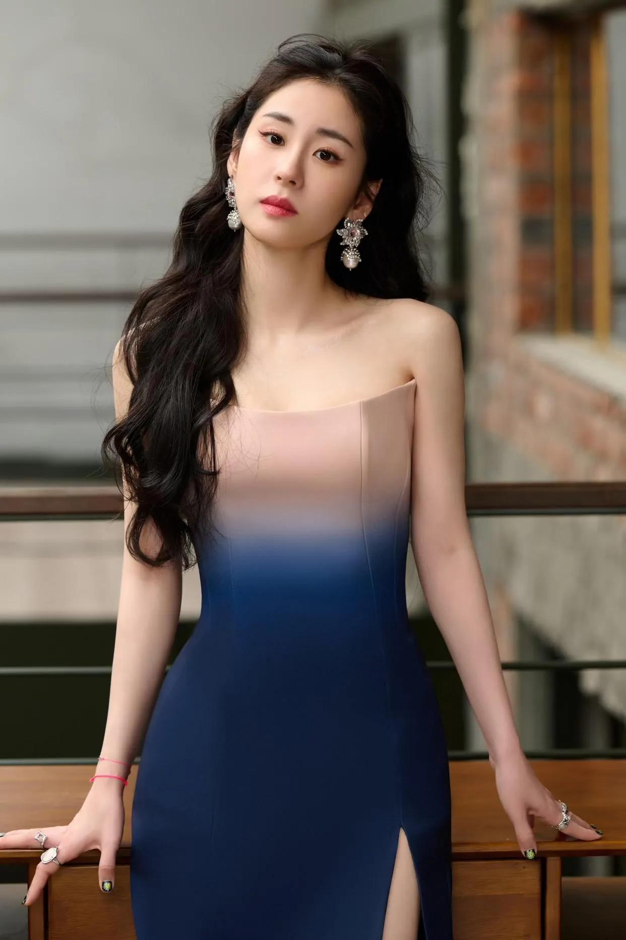 张碧晨当妈之后更大胆了。不是开叉的裙子，不穿！不是抹胸的裙子，也不穿！只有两样都