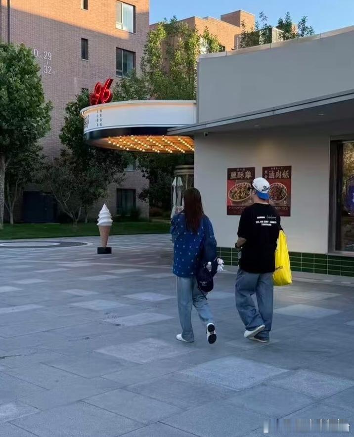 41岁陈赫和老婆张子萱现身河北阿那亚逛街约会，夫妻俩的穿衣打扮年轻时尚。张子萱的