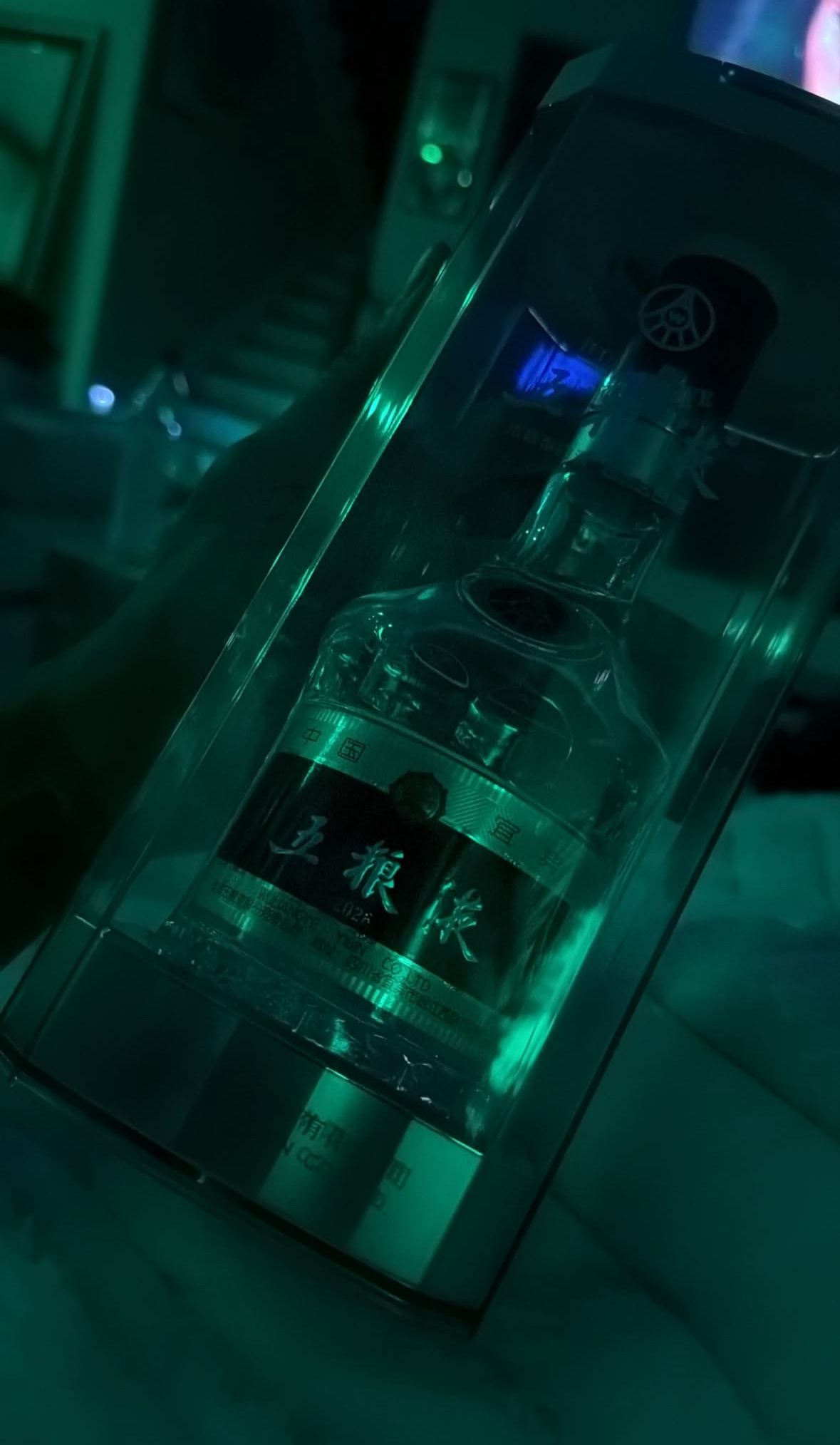 大莫一分钟前更新ins story 晒出自己漂洋过海从中国带回去的珍藏五粮液爱来