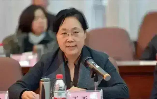 2000年，某国富商找到洪文的女儿王亚萍，热情邀请她到国外投资，并承诺给她一张永