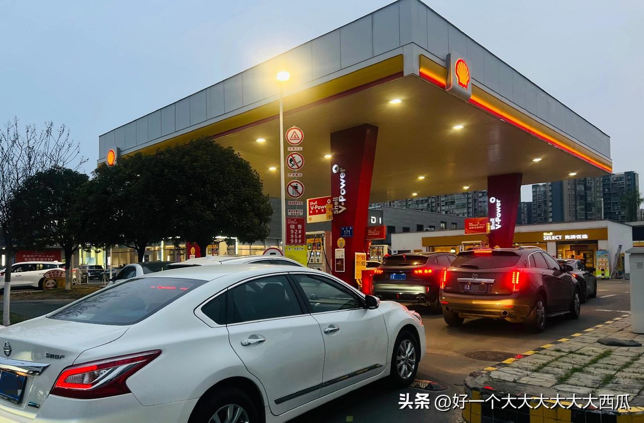 不太理解一看到马上油价涨价了就深夜排队加油的，
因为你就算这一次加的再满，
最多