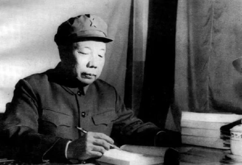 神奇偶遇！肖华一眼认出街边小贩，竟是潜伏五年的烈士凶手。

1950年，新中国刚