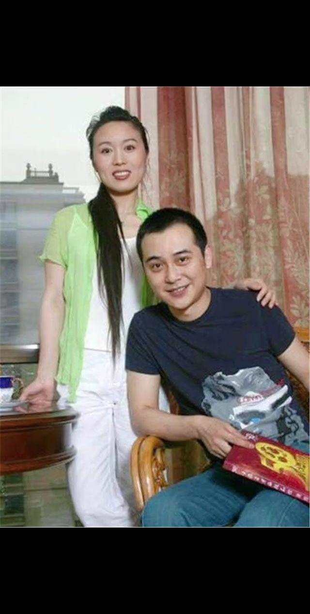 吴琼和小15岁的老公谈恋爱的时候，气的她父亲说，你把我们老吴家人的脸丢尽了。老公