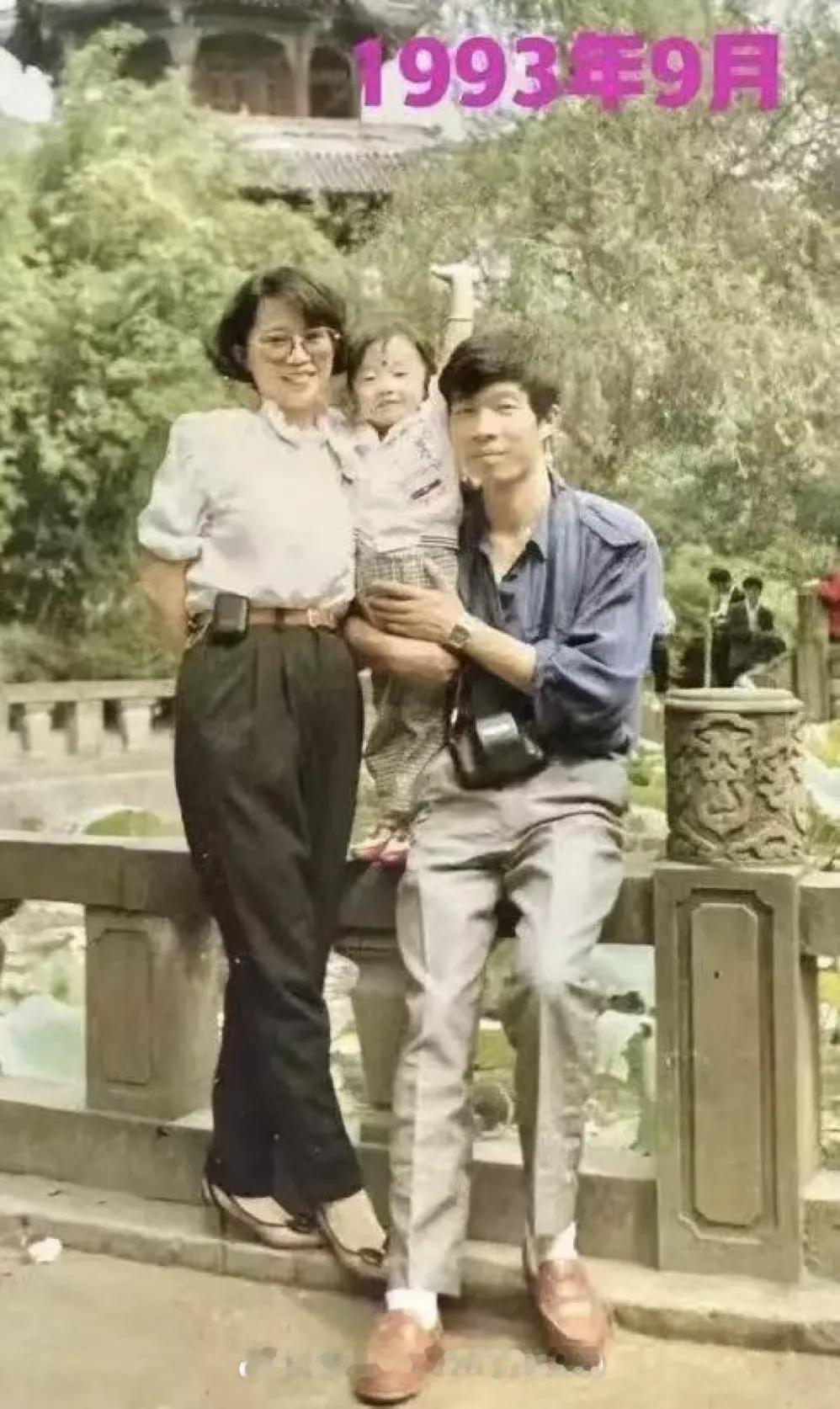 90年代的老照片，
图片里面的美女腰间别着BB机，
旁边她老公脖颈处，挂着一个相