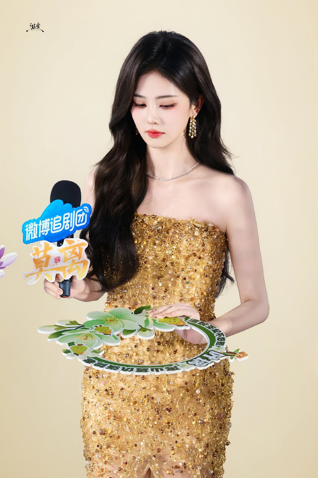 白鹿金色流光高定这个白鹿怎么可以美成这样，完全金色女神来的