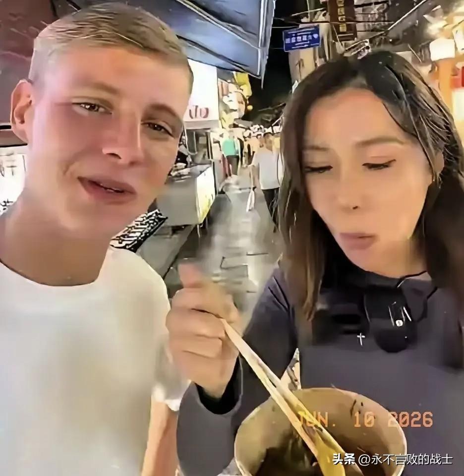 对西安麻辣烫女孩的处罚才刚刚开始，她的下场注定很悲惨。

西安麻辣烫女教师事件引