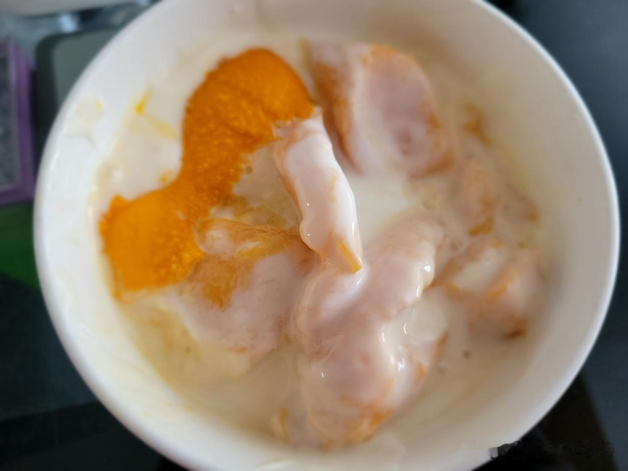今晚我给家人做的面片。家人就爱吃我做的面片，我往面片里加了荷包蛋和瘦肉片，为的是