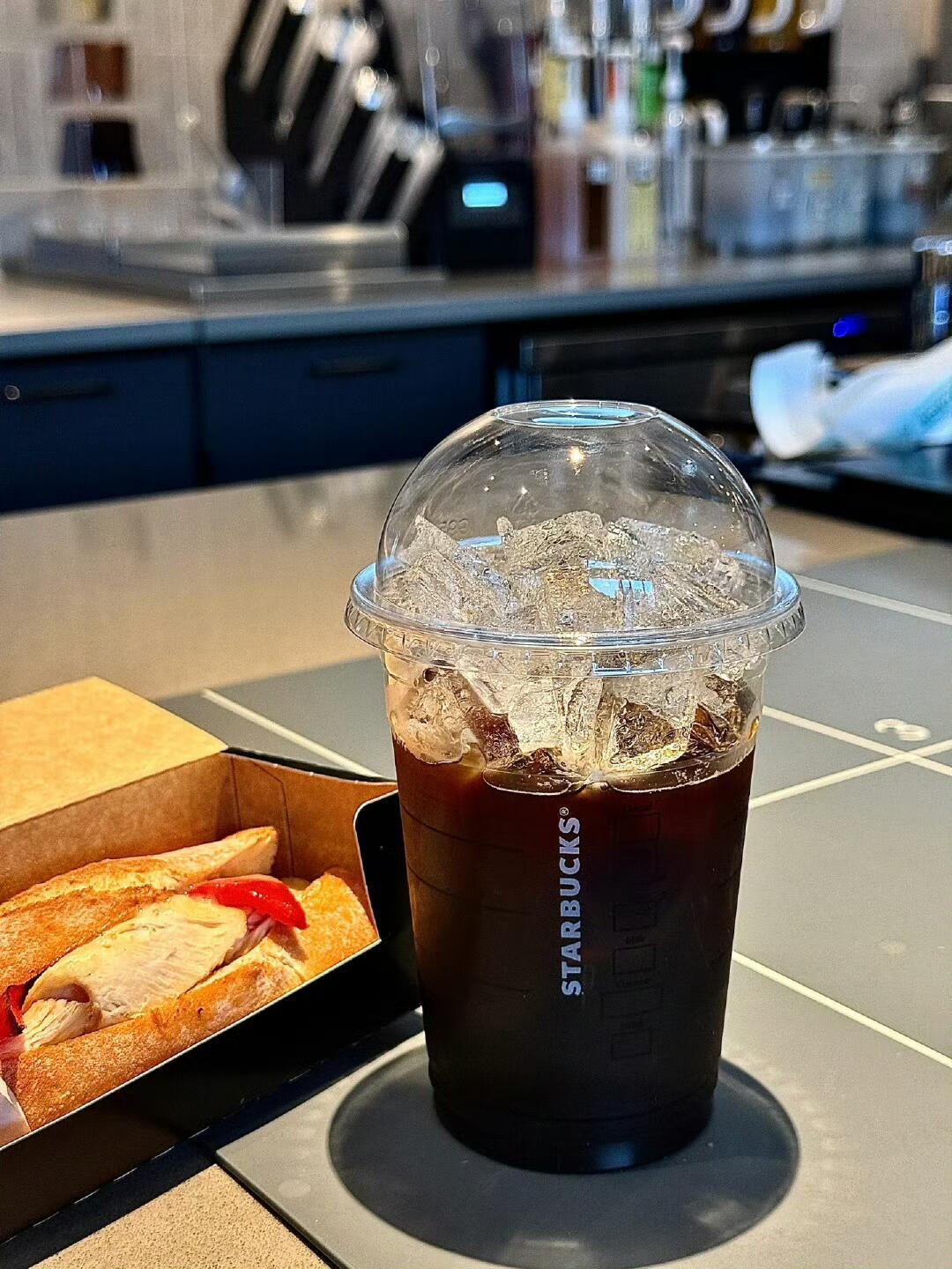 30元的鸡蛋是烟火,30元一杯的咖啡是诗词,情绪价值是自己给自己的,既可以是咖啡