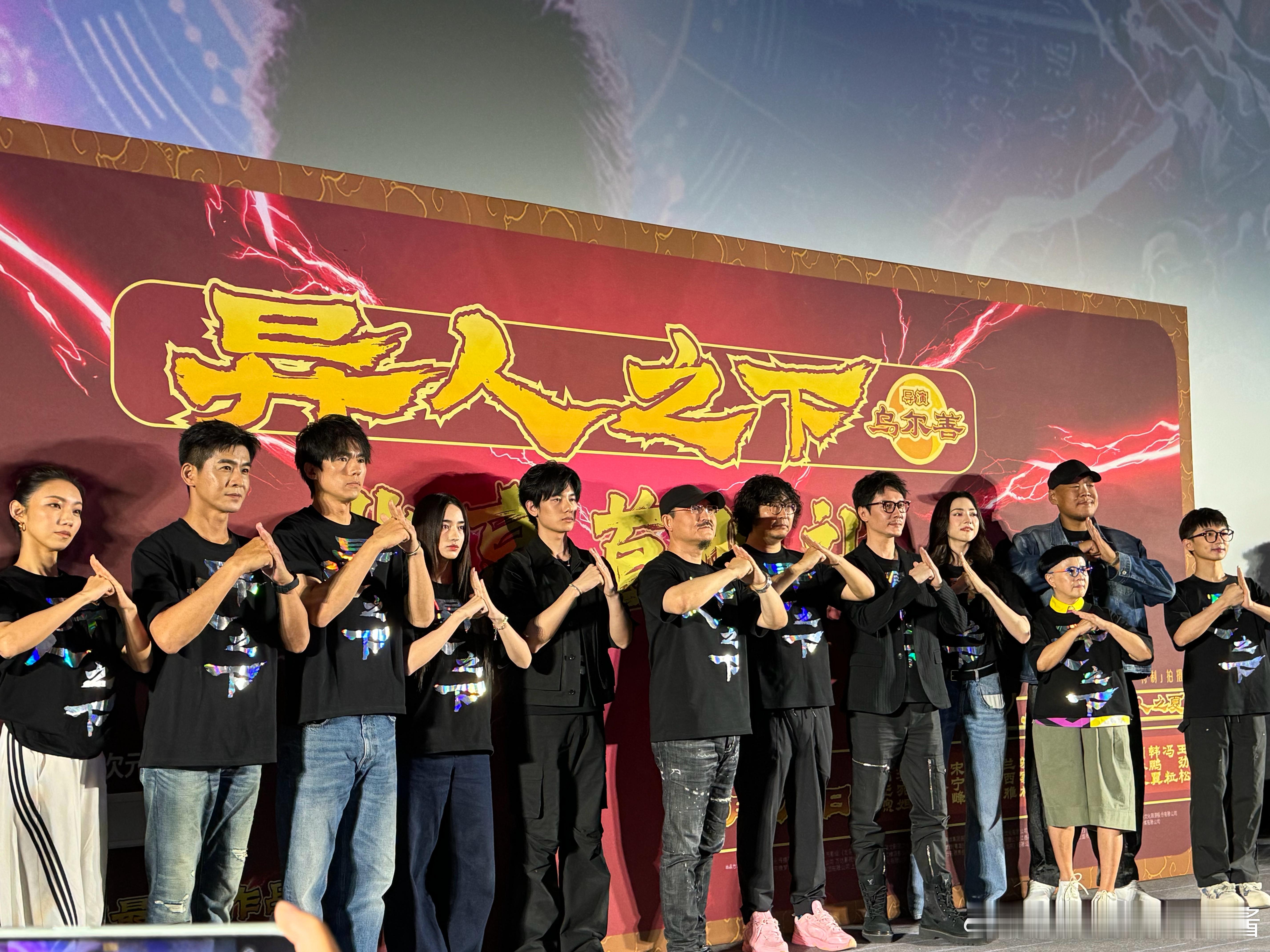 #电影异人之下# 以新颖独特的剧情架构吸引了我，多线并进的叙事手法使故事丰富多彩