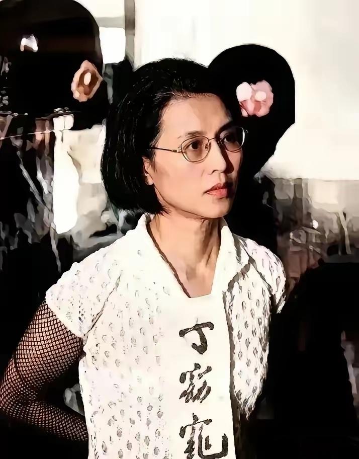 1956年，国民党员丁窈窕押赴刑场时，给她拍下了这张照片。

照片里的女人穿着一