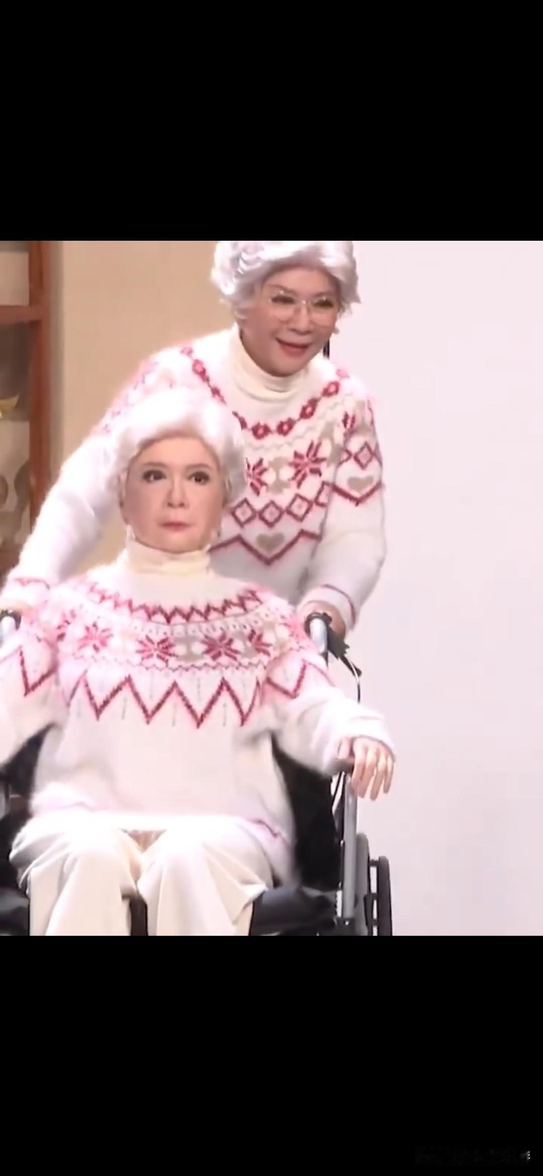 30年前蔡明老师模仿机器人，

30年后蔡明老师推着机器人蔡明出场！