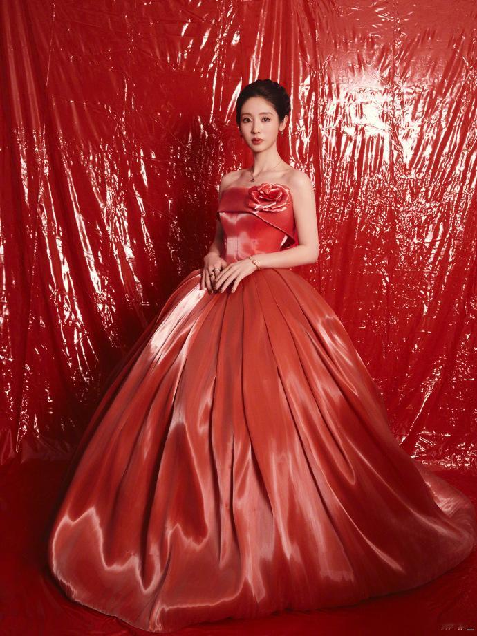 邢菲国剧盛典红裙造型邢菲国剧盛典红裙造型，今天很红的邢菲啊，期待国剧盛典红毯啊~