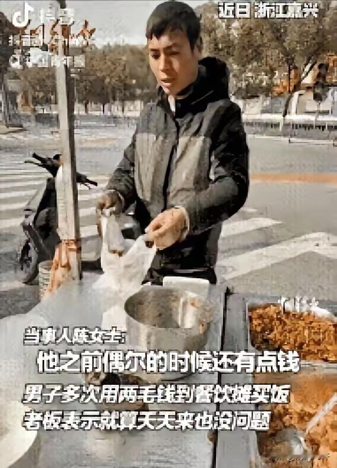 “活该发财！”浙江嘉兴一对夫妻摆摊卖盒饭，快收摊时，一个男子拿着1块钱来买饭，老