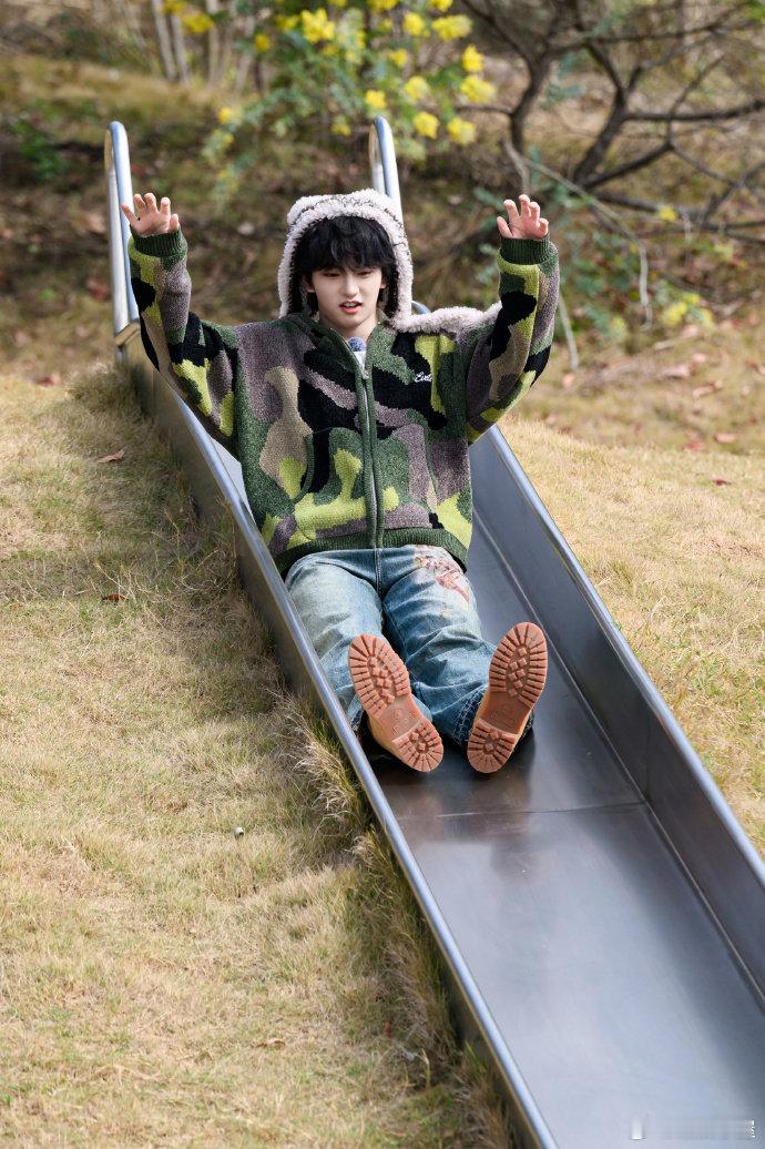 穆祉丞周五晚高疯vlog周五晚高疯全场笑点担当非他莫属！穆祉丞句句爆梗、反应超快