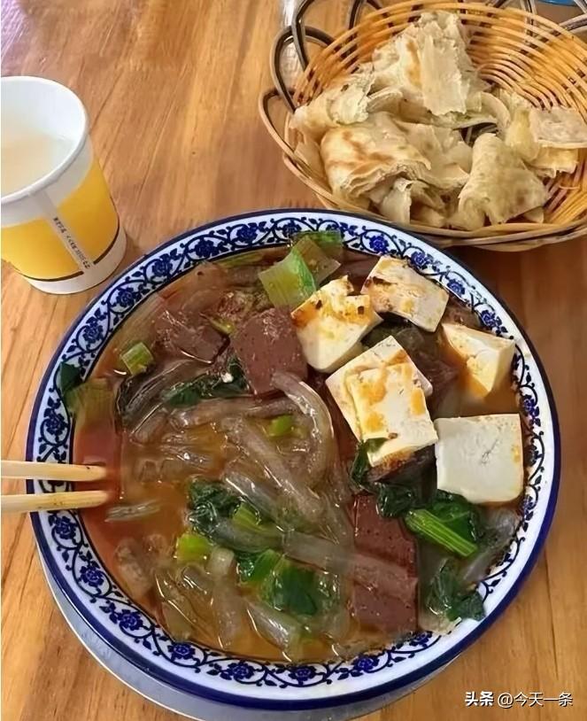 安阳扁粉菜，是豫北地道市井早餐，猪骨浓汤慢熬，红薯扁粉筋道吸鲜，搭配豆腐、猪血、