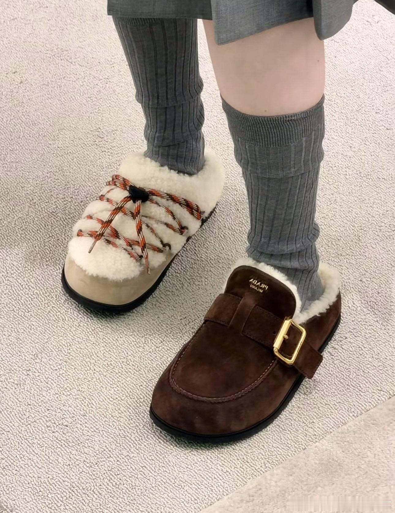 Prada 普拉达 反绒羊羔毛系带穆勒拖圆润鞋头轮廓线条舒展，鞋身采用反绒皮革材