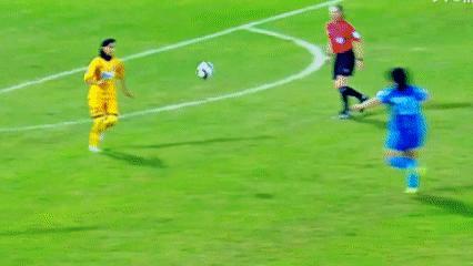 经典重现！武汉女足队员秦曼曼禁区外拔脚怒射，几分相似当年刘爱玲惊天远射。

第8