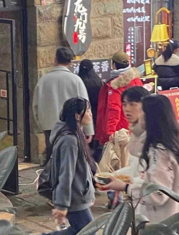 毓言cp[超话]  今日份偶遇 （还是背影） 