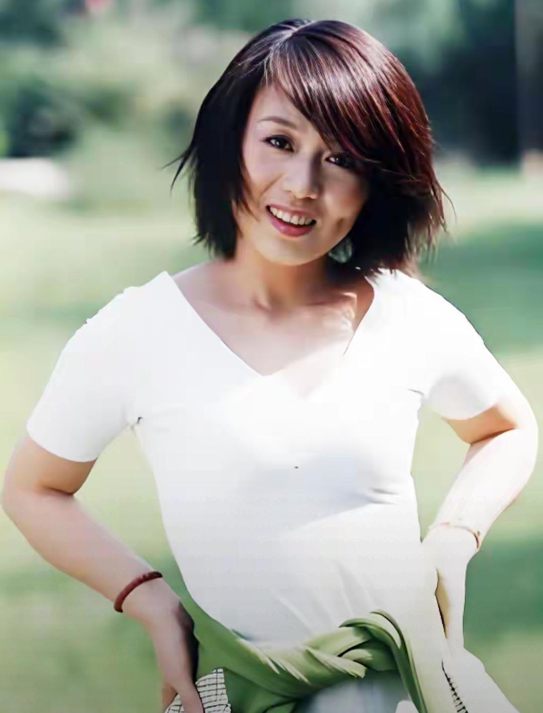 她42岁嫁小15岁老公，结婚21年后，她变化不大，丈夫却像换了个人娱乐 明星