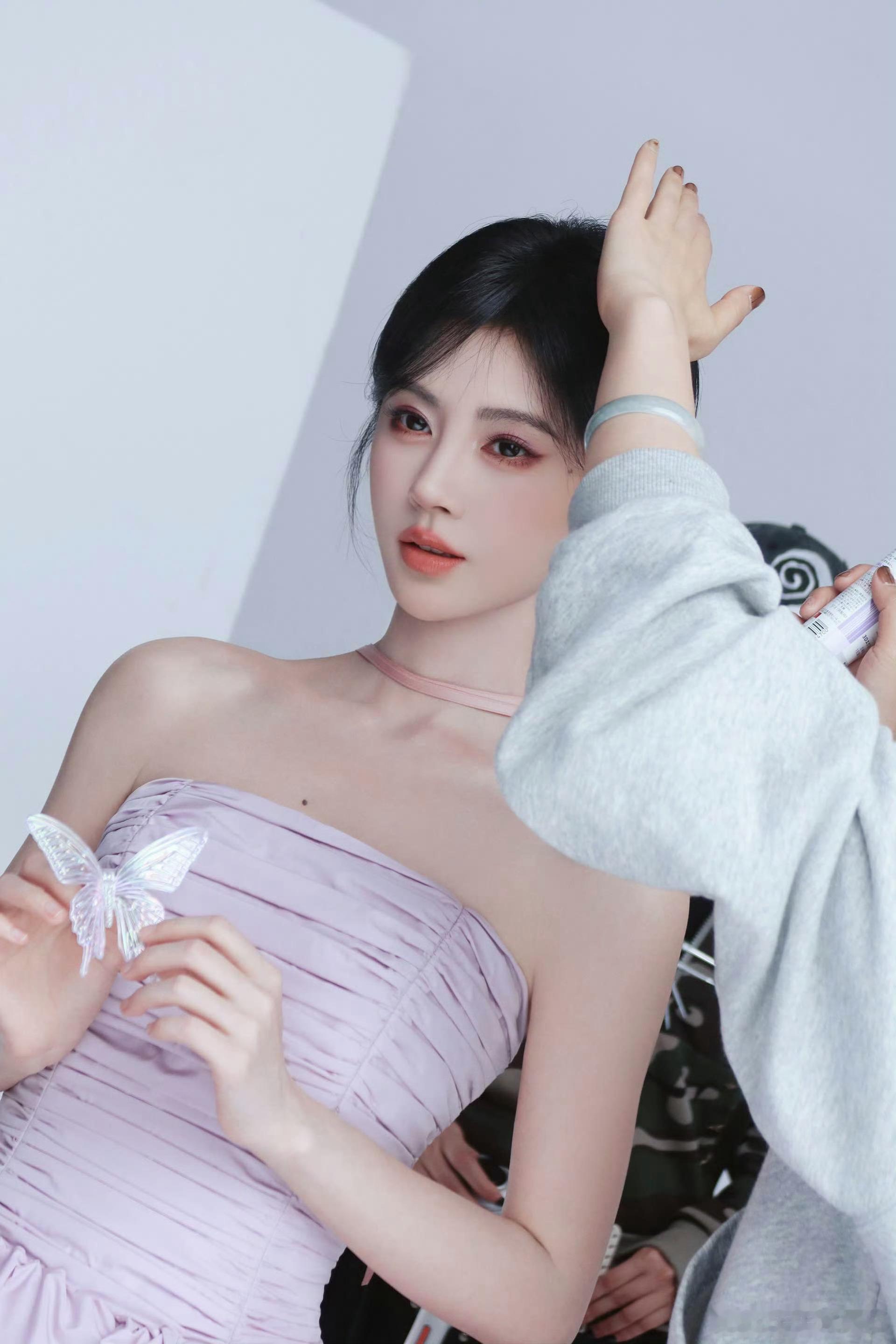 鞠婧祎工作室掉落花絮 