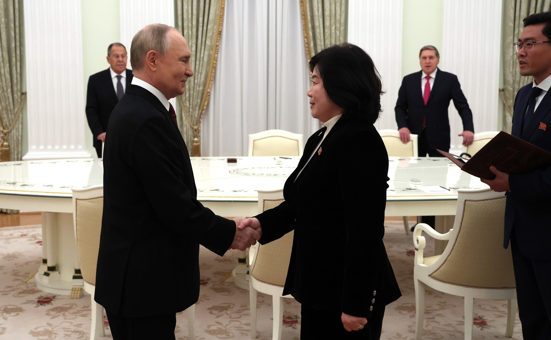 瓦洛佳小朋友[超话]  与朝鲜外务相崔善姬举行会谈克里姆林宫举行俄罗斯总统与朝鲜