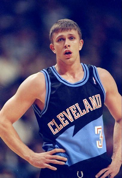 我还以为杰伦约翰逊是老鹰队史首位连续两场三双的，没想到还有鲍勃苏拉nba