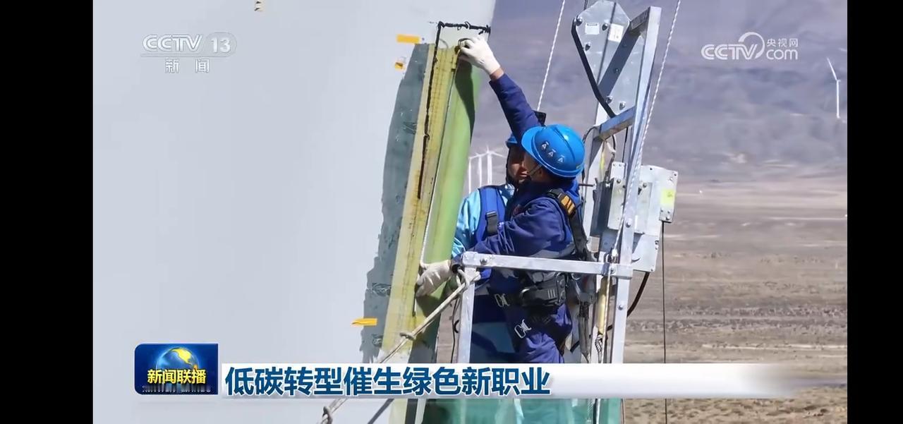 风力发电工人高空作业，助力低碳转型！
氢燃料动力机场，未来发展方向。