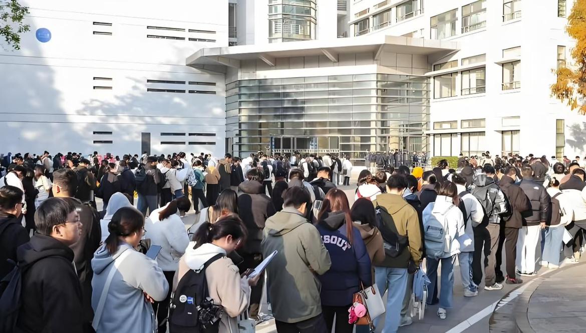 今天是国考开考的日子，孩子参加行测。

做完言语理解、图形推理和资料分析后，常识