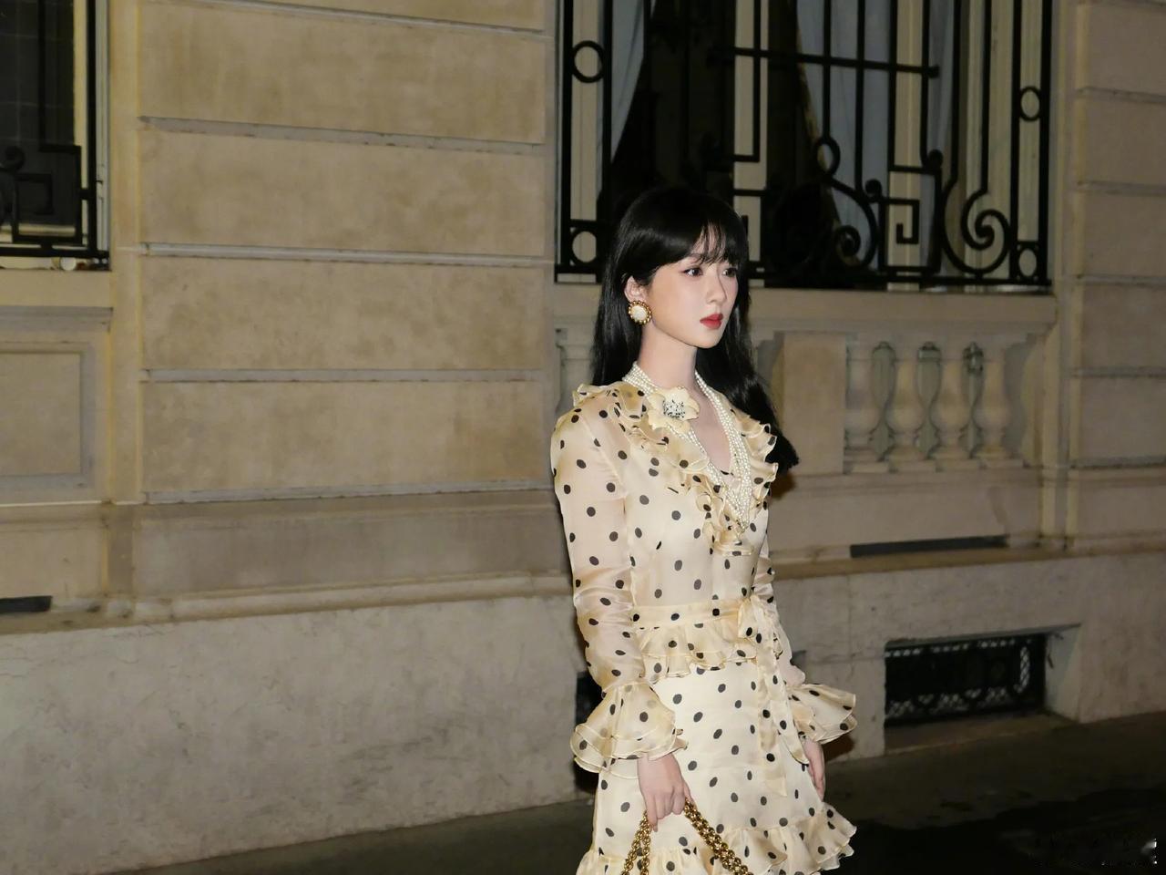 杨紫巴黎营业照，紫妹是真的越来越美了，女人味十足现在，太蛊了。#八卦手册# #杨