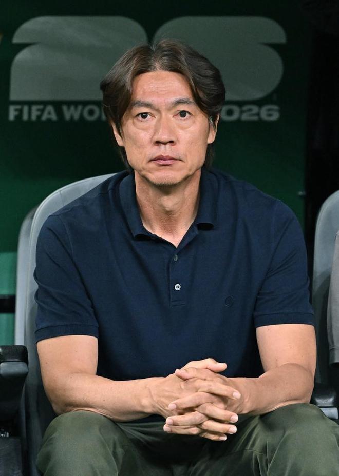 【美加墨世界杯小组赛后，韩国主帅洪明甫主动宣布辞职，其人生经历如何】
     